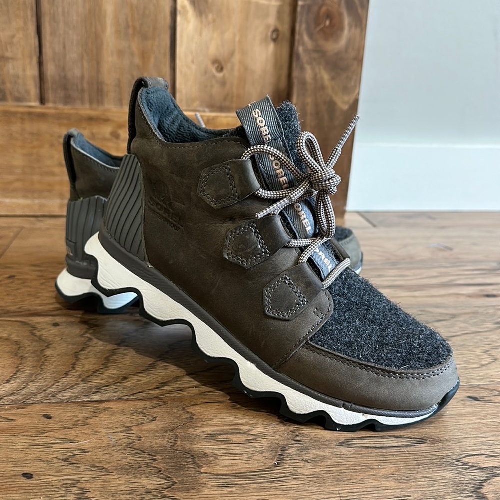 sorel hiking boots/ winter boot Barely worn!